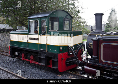 Diesel und Dampf Lokomotiven auf der Bahn wieder in England wieder Station in Nord-Wales. Stockfoto