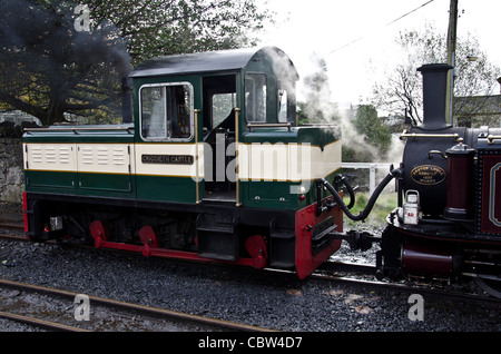 Diesel und Dampf Lokomotiven auf der Bahn wieder in England wieder Station in Nord-Wales. Stockfoto