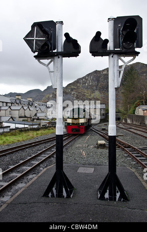 Diesel und Dampf Lokomotiven auf der Bahn wieder in England wieder Station in Nord-Wales. Stockfoto