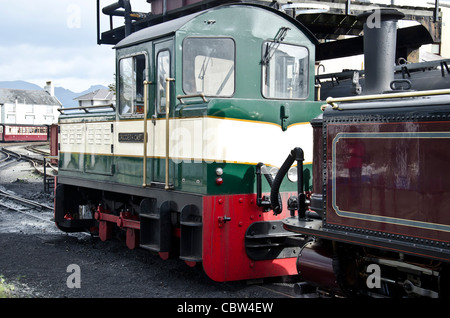 Wieder Dampf und Diesel Lokomotiven an Porthmadog Station, Nordwales. Stockfoto