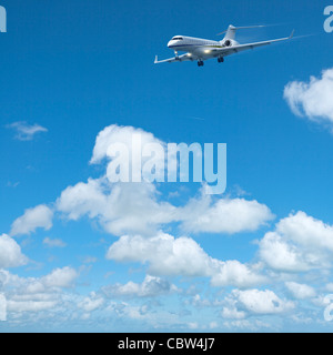 Luxus privat-Jet ist für die Landung in einem klaren blauen Himmel manövrieren. Quadratische Komposition in hoher Auflösung. Stockfoto