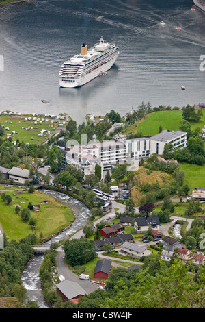 Kreuzfahrtschiffe im Geirangerfjord, Norwegen Stockfoto