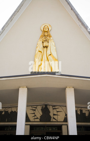 Moderne Skulptur Relief der Madonna mit Kind auf der Fassade der 1950er Jahre Kirche in Boario Terme in Italien Stockfoto