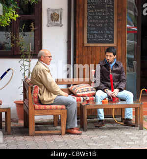 Zwei Männer sitzen vor einem Cafe eine Wasserpfeife, Türkei Stockfoto