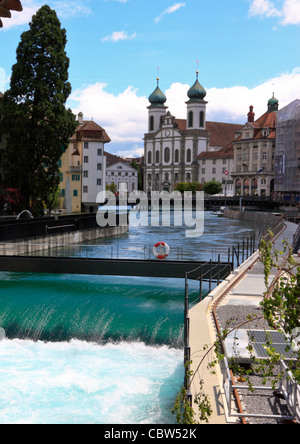 Wehr von Fluss Reuss mit St. Francis Xavier Jesuiten-Kirche im Hintergrund, Luzern, Schweiz Stockfoto