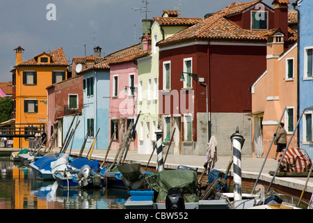 Bunt bemalte Häuser an der Küste von Burano Italien Stockfoto