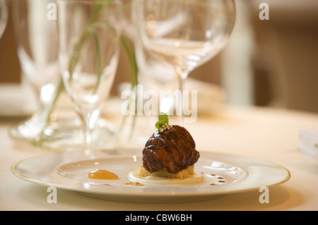 Vergoldete Essen vom Restaurant Patrick Guilbaud, die nur zwei Michelin-Sterne-Restaurant in der Merrion Hotel Dublin, Irland. Stockfoto