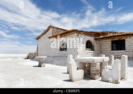 Die Außenseite eines Salz-Hotels mit Salz Stühle und Tische, Salar de Uyuni, Bolivien Stockfoto