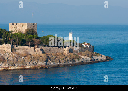 Türkei, Kusadasi. Kleine Insel der Guvercin Adasi (aka Taube Island) im Ägäischen Meer, Festung aus dem 14.-15. Jahrhundert. Stockfoto