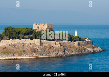 Türkei, Kusadasi. Kleine Insel der Guvercin Adasi (aka Taube Island) im Ägäischen Meer, Festung aus dem 14.-15. Jahrhundert. Stockfoto