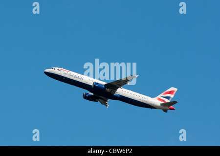 British Airways Flugzeug abheben von terminal 5, Flughafen Heathrow, London, UK. Stockfoto