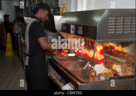 McDonalds durchfahren Restaurant in den Vororten von Harrow Stockfoto