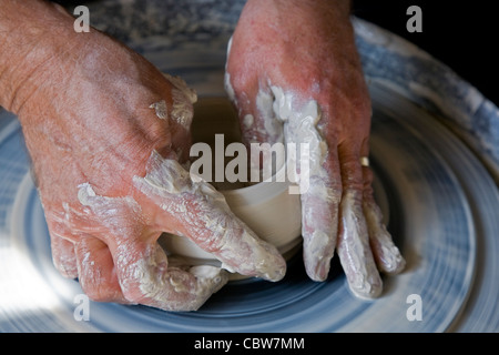 Potters Hände Stockfoto