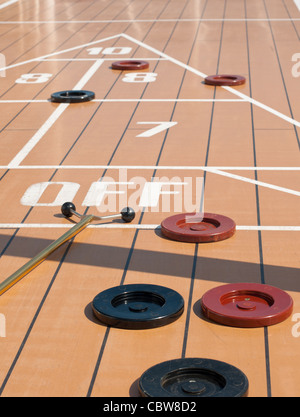 Shuffleboard auf dem Deck eines Kreuzfahrtschiffes Stockfoto