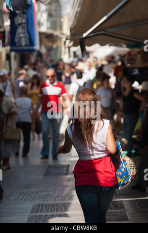 Geschäftige Einkaufsstraßen von Plaka, Athens, Griechenland. Stockfoto