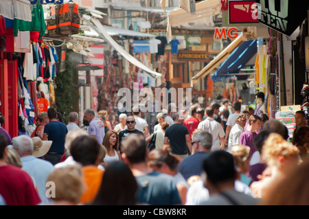 Geschäftige Einkaufsstraßen von Plaka, Athens, Griechenland. Stockfoto