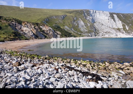 MUPE Bay in Dorset mit seiner hohen Klippen und Sandstrand entfernt, an einem schönen Tag. Stockfoto