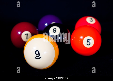 Billard-Kugeln auf schwarzem Filz Stockfoto