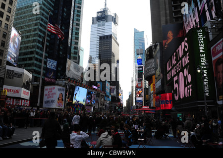 Theaterfreunde Warteschlangen Leute sitzen Tabellen, Neon Plakat-Wolkenkratzer, Duffy Square, 7th Avenue, Broadway, New York Stockfoto