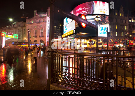 Piccadilly Circus in London in der Nacht. Stockfoto