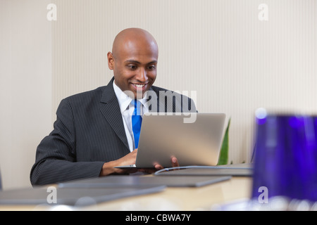 Afro amerikanische Geschäftsmann arbeiten am Laptop im Büro Stockfoto