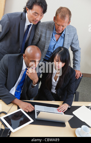 Porträt von Ernst Team zusammenarbeiten auf laptop Stockfoto