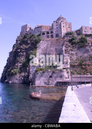 Blick auf das Castello Aragonese von Ischia Ponte, in der Bucht von Neapel, Italien Stockfoto