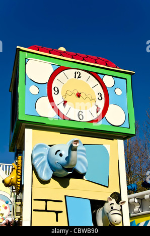 Neugierig George Goes To Town Kinder Attraktion Gebäude und Universal Studios Orlando Florida-Uhr Stockfoto