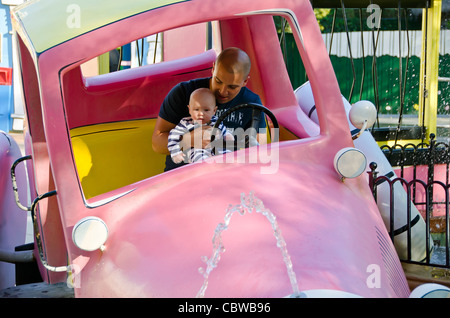 Curious George Kinder Attraktion Mann und Baby in rosa Auto bei Universal Studios Orlando Florida Stockfoto