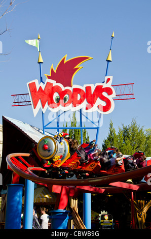 Woody Woodpecker Nuthouse Coaster mit Touristen bei Universal Studios Orlando Florida Stockfoto