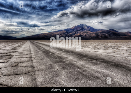 Spuren führen durch die fremde Landschaft des Salar de Uyuni in Bolivien Stockfoto