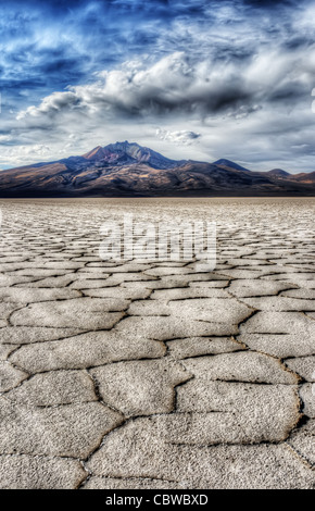 Der Salar de Uyuni im Südwesten Boliviens mit dem Vulkan Tunupa Stockfoto