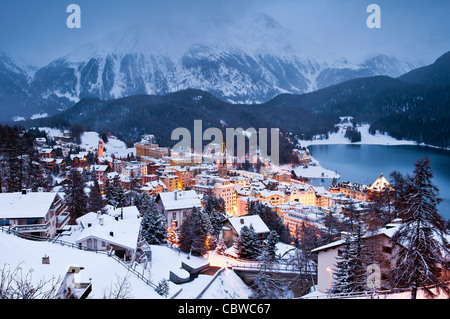 Winter-Panorama in der Abenddämmerung über St. Moritz, Engadin, Schweiz Stockfoto