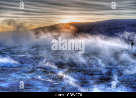 Fumarolen und seltsame Landschaften bei Sol de Manana Erdwärmefeldes in Bolivien in der Nähe der Grenze Bolivien/Chile Stockfoto