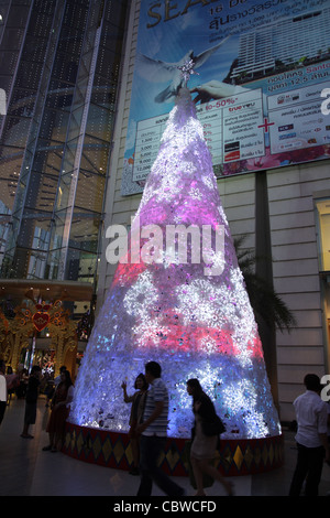 Weihnachtsbaum im Siam Paragon Shopping Mall in Bangkok Stockfoto