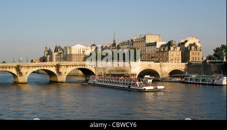 Riverboat Kreuzfahrt unter Le Pont Neuf, Paris, Frankreich, Europa. Stockfoto