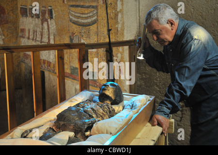 Zahi Hawass Prüfung King Tut-Mumie im Grab des Tutanchamun im Tal der Könige in Luxor, Ägypten Stockfoto