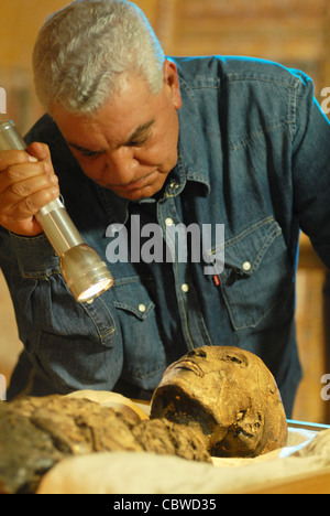 Zahi Hawass Prüfung King Tut-Mumie im Grab des Tutanchamun im Tal der Könige in Luxor, Ägypten Stockfoto