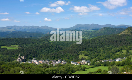 Dorf von Saint-Nectaire in der Auvergne, massiv von der Sancy hinten, Frankreich. Europa. Stockfoto