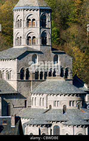 Basilika Notre Dame d'Orcival. Naturpark der Volcans d'auvergne. Puy de Dome. Auvergne Rhone Alpes. Frankreich Stockfoto