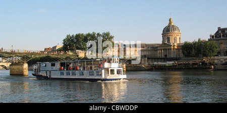 Riverboat unter Brücke le Pont des Arts. Paris. Frankreich. Europa. Stockfoto