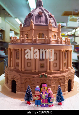 Essbare Weihnachtskuchen Nachbildung des Radcliffe Camera, Oxford, in der Markthalle Stockfoto