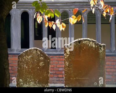 Gräber in Saint Helens Kirche Abingdon, Herbst Stockfoto