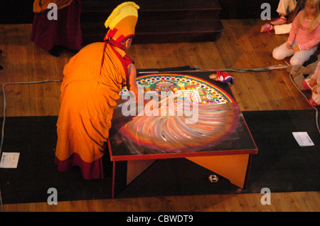 Das fertige Chenrezig Sand Mandala erstellt von tibetischen Mönchen in der unitarischen Kirche wird bei Sacred Music Festival zerstört. Stockfoto