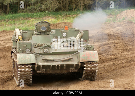 alten Tank "Nationale Volksarmee" in Deutschland, jetzt benutzt für einen privaten Panzer Fahrschule, während der Fahrt auf erdigen Boden Stockfoto