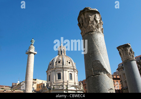 Trajans Spalte und Kuppel des Santissimo Nome di Maria al Foro Traiano oder Kirche des heiligsten Namen von Maria an der Trajan-Forum Stockfoto