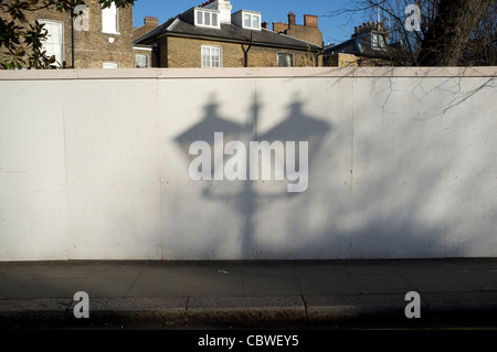 Schatten des altmodischen Laternenpfahl an Wand. Stockfoto