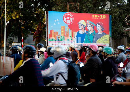 Propaganda-Zeichen und Verkehr in Hanoi, Vietnam, Asien Stockfoto