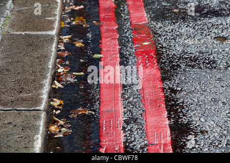 Doppelte rote Linien unterwegs ein kein Halt in London, Vereinigtes Königreich. Stockfoto