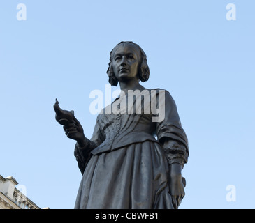 Florence Nightingale Bronze-Statue, die 1915 errichtet und ein Teil der Krim Krieg Denkmal Waterloo Place Westminster London Uk Stockfoto